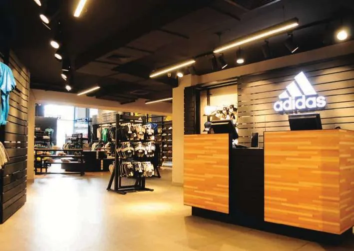 Zone caisse de la boutique adidas au Maroc