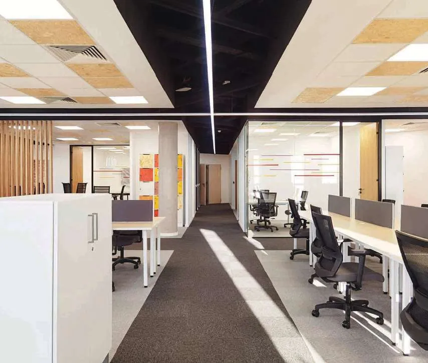Open space aménagé par ZÉVRA — plafond bois et éclairage linéaire, Casablanca